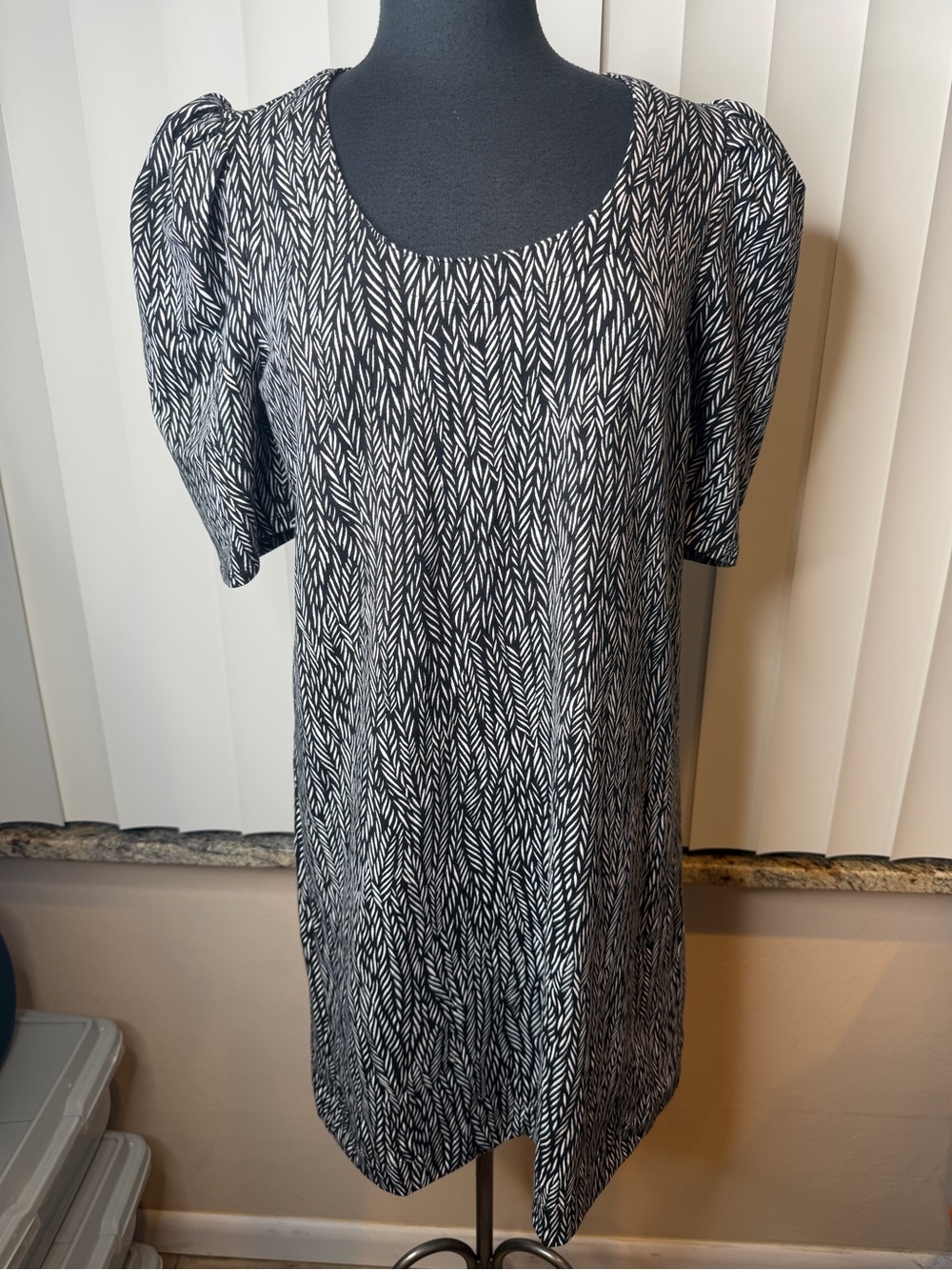 Chico's Zenergy black white abstract lines knit dress puffed sleeves Size 1/M